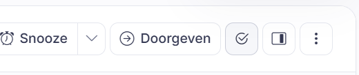 De actieknoppen bovenaan een gesprek, met het vinkje om te sluiten.
